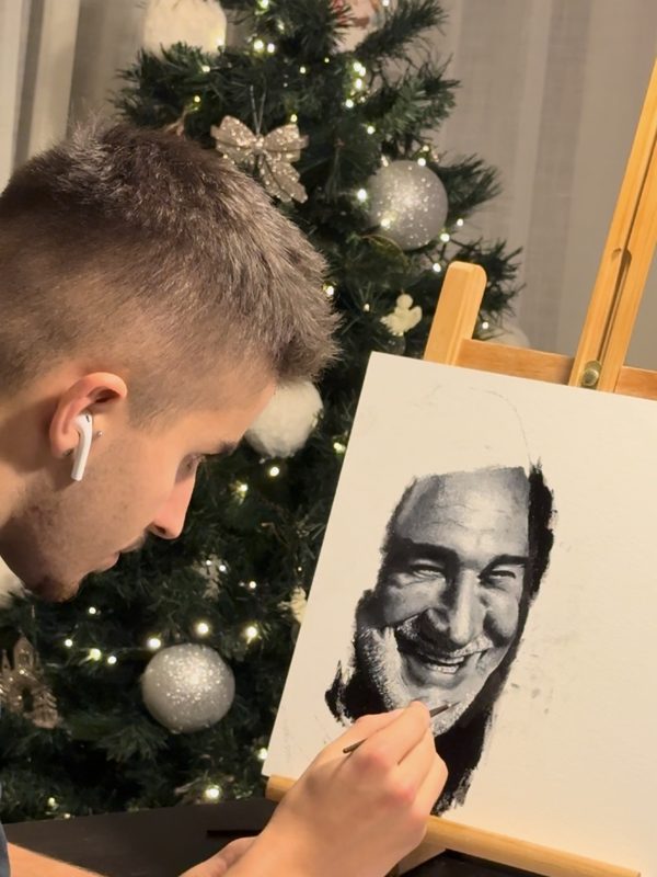 Dani Delgado painting a portrait